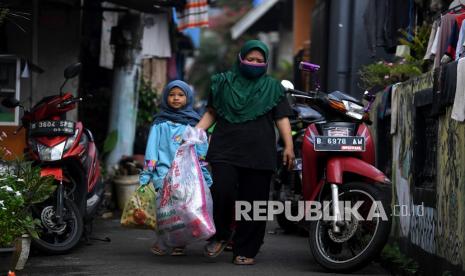 Warga membawa karung berisi sampah untuk ditimbang di Bank Sampah