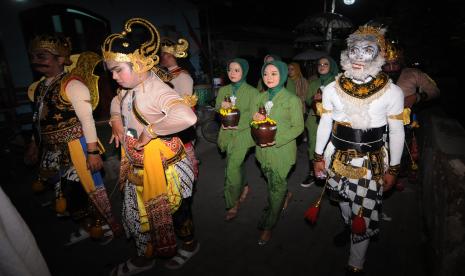 Warga membawa kendi berisi air pada Kirab Sedulur Banyu di Umbul Kapilaler, Ponggok, Polanharjo, Klaten, Jawa Tengah, Jumat (2/9/2022). Kirab Sedulur Banyu dengan melakukan pengambilan air di tujuh sumber mata air itu sebagai makna syukur kepada Tuhan Yang Maha Esa atas kelimpahan berkah air untuk kehidupan warga dan meningkatkan ekonomi pariwisata desa. 