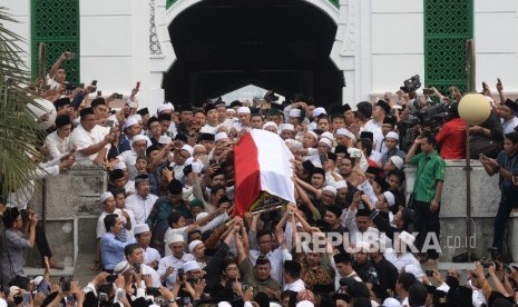 Warga membawa keranda jenazah Almarhum KH. Hasyim Muzadi saat proses pemakaman di komplek Pondok Pesantren Al-Hikam, Depok, Jabar.