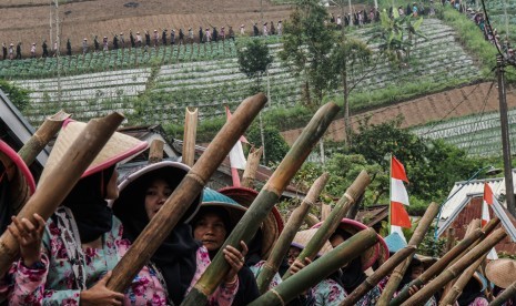 Warga membawa lodong atau wadah air yang terbuat dari bambu saat ritual pengambilan air di Festival Gunung Slamet 2017 di Desa Serang, Karangreja, Purbalingga, Jateng, Kamis (21/9). 