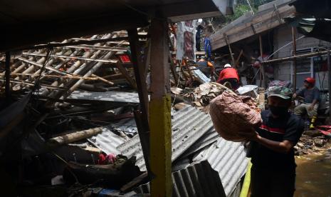 Warga membawa pakaian untuk mengungsi dari lokasi tanah longsor di Gang Barjo, Kelurahan Kebon Kalapa, Kota Bogor, Jawa Barat, Kamis (13/10/2022). Kementerian Sosial menyalurkan bantuan kepada warga yang mengungsi akibat tanah longsor di dua lokasi bencana di kampung padat penduduk Kelurahan Kebon Kalapa tersebut berupa kasur, makanan siap saji dan perlengkapan sehari-hari bagi pengungsi. 