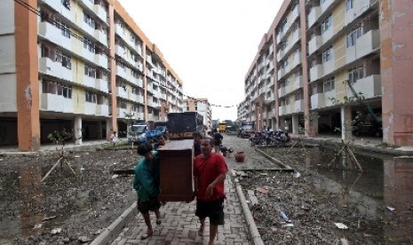 Warga membawa perabotan ke Rusunawa Komarudin, Pulo Gebang, Jakarta Timur