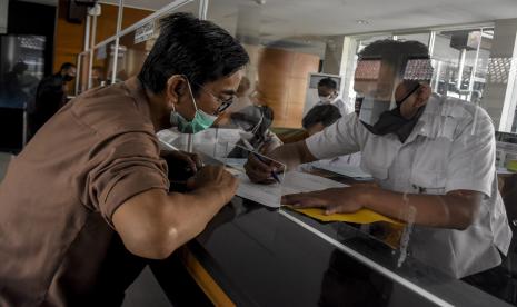 Warga membayar pajak kendaraan di Kantor Samsat Pajajaran, Jalan Pajajaran, Kota Bandung.