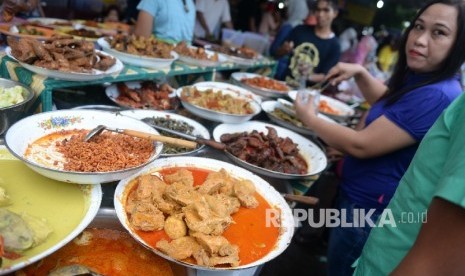 Warga membeli aneka macam takjil di Pasar Takjil Benhil, Jakarta, Senin (6/6). (Republika/Wihdan Hidayat)