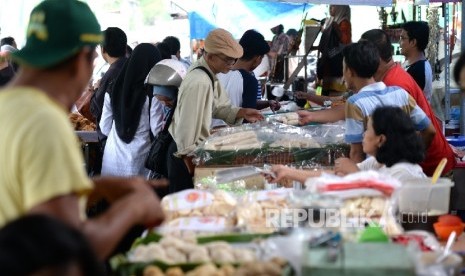 Warga membeli aneka macam takjil di Pasar Takjil Benhil, Jakarta, Senin (6/6). (Republika/Wihdan Hidayat)