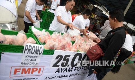 Warga membeli ayam potong murah di stand Forum Masyarakat Pengunggasan Indonesia (FMPI) bersamaan dengan Gelar Pangan Murah Kementerian Pertanian di Pasar Bendungan Hilir, Ahad (5/6). (Republika/Wihdan)