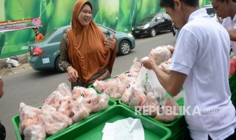 Warga membeli ayam potong murah di stand Forum Masyarakat Pengunggasan Indonesia (FMPI) bersamaan dengan Gelar Pangan Murah Kementerian Pertanian di Pasar Bendungan Hilir, Ahad (5/6). (Republika/Wihdan)