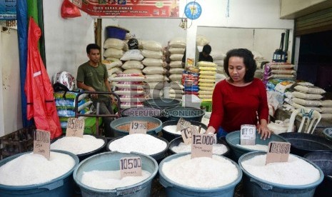 Warga membeli beras di agen beras Pasar Rumput, Jakarta Selatan, Senin (23/2).