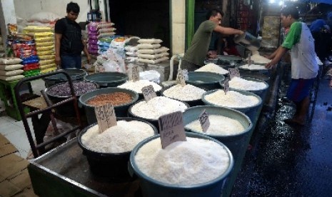 Warga membeli beras di agen beras Pasar Rumput, Jakarta Selatan, Senin (23/2).