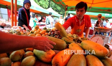 Warga membeli buah lokal di salah satu stand kampanye buah lokal Kementerian Pertanian 