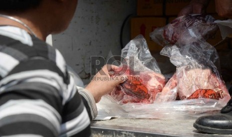 Warga membeli daging saat operasi pasar daging sapi di Pasar Jatinegara, Jakarta Timur, Selasa (11/8).