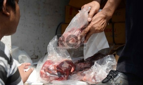 Warga membeli daging saat operasi pasar daging sapi di Pasar Jatinegara, Jakarta Timur, Selasa (11/8).