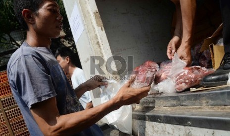 Warga membeli daging saat operasi pasar daging sapi di Pasar Jatinegara, Jakarta Timur, Selasa (11/8).  (Republika/Yasin Habibi)