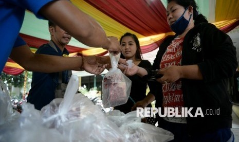 Warga membeli daging sapi murah subsidi di Kantor Kecamatan Kemayoran, Jakarta, Rabu (7/12).