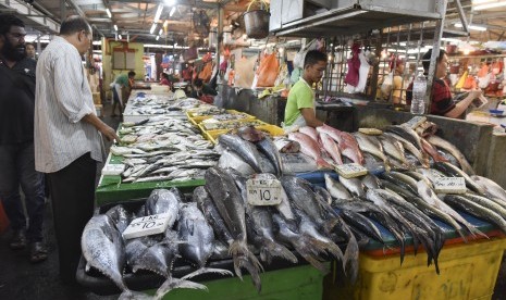 Warga membeli ikan di pasar Chow Kit, Kuala Lumpur, Malaysia, Rabu (12/4). Pertumbukan ekonomi Malaysia kuartal IV melambat.