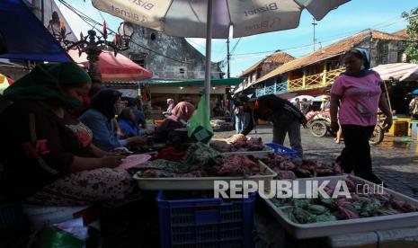 Warga membeli ikan di Pasar Pabean, Surabaya, Jawa Timur, Selasa (24/8/2021). Pemerintah menetapkan penurunan tingkat Pemberlakuan Pembatasan Kegiatan Masyarakat (PPKM) di sejumlah wilayah, salah satunya Kota Surabaya menjadi level 3 yang sebelumnya di level 4 mulai 24-30 Agustus 2021 seiring menurunnya kasus positif dan penularan COVID-19. 