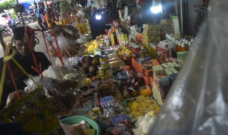 Warga membeli kebutuhan pokok di Pasar Sentral Sungguminasa, Kabupaten Gowa, Sulawesi Selatan, Rabu (20/4/2022). Sejumlah bahan pokok untuk pembuatan kue diantaranya tepung terigu, gula pasir, margarin dan telur mengalami kenaikan harga hingga 50 persen menjelang lebaran. 