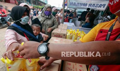 Warga membeli kebutuhan pokok saat Operasi Pasar Murah di Pasar Cileungsi, Kabupaten Bogor, Jawa Barat, Rabu (29/12/2021). Kemenperin mendorong para pelaku industri MGS bisa berkontribusi terhadap program pemerintah dalam menjaga stabilitas harga minyak goreng di masyarakat. 