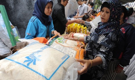 Warga membeli kebutuhan pokok saat pasar murah Ramadhan di kawasan kampung Wanasari, Denpasar, Bali, Selasa (7/5/2019). 