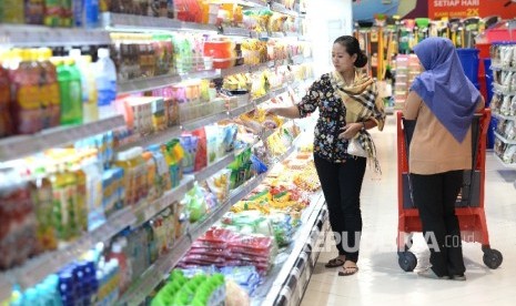 Warga membeli kebutuhan rumah tangga di Pasar Swalayan, Jakarta, Rabu (5/7). (Republika/ Wihdan Hidayat)