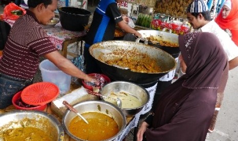 Warga membeli Kuah Sie Itek, masakan khas Aceh (gulai bebek).