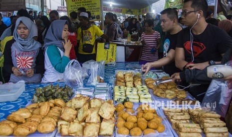 Warga membeli makanan untuk berbuka puasa di Pasar Takjil Benhil, Jakarta, Jumat (18/5). 