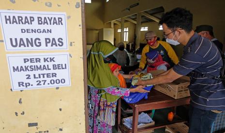 Warga membeli minyak goreng murah saat operasi pasar minyak goreng di balai desa Wonokerso, Tembarak, Temanggung, Jateng, Jumat (25/2/2022). Dinas Koperasi UKM dan Perdagangan setempat menggelar operasi pasar minyak goreng yang dijual dengan harga Rp13.500 per liter guna mengatasi kelangkaan minyak goreng di pasaran. 