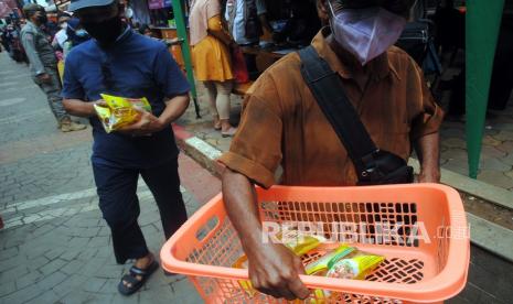 Warga membeli minyak goreng saat operasi pasar murah di Teras Surken, Kelurahan Babakan Pasar, Kota Bogor, Jawa Barat, Rabu (19/1/2022). Pemerintah menetapkan kebijakan satu harga minyak goreng yaitu Rp14 ribu per liter untuk seluruh minyak goreng baik kemasan premium maupun sederhana sebagai upaya menjamin ketersediaan minyak goreng dengan harga terjangkau bagi kebutuhan rumah tangga serta usaha mikro dan kecil. 