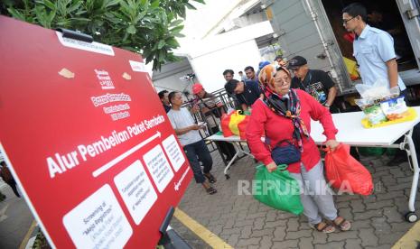 Warga membeli paket sembako saat Kegiatan Bazar Ramadan Sembako Murah LRT Jakarta 2024 di Jakarta, Senin (25/3/2024)