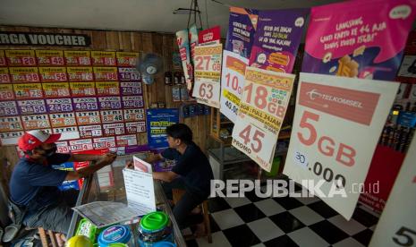 Warga membeli pulsa telepon seluler di salah satu toko di Jakarta, Sabtu (30/1). Kementerian Keuangan sedang menyusun skema kenaikan pajak pertambahan nilai (PPN) dalam upaya reformasi perpajakan.