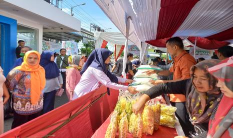 Warga membeli sejumlah kebutuhan pokok dalam Gelar Pangan Murah di Kantor Samsat Kota Tasikmalaya, Selasa (8/11/2022). 