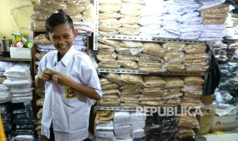 Warga membeli seragam sekolah di Pasar Baru, Jakarta, Rabu (5/7).