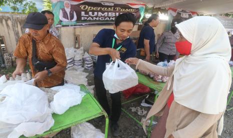 Warga membeli telur ayam saat Operasi Pasar Lumbung Pangan Jatim di Pasar Setonobetek, Kota Kediri, Jawa Timur, Senin (26/9/2022). Operasi pasar yang menyediakan sejumlah kebutuhan pokok dengan selisih harga lebih murah Rp2 ribu hngga Rp5 ribu per paket dibanding harga pasar tersebut sepi peminat diduga karena kurangnya sosialisasi. 