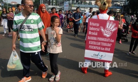 Warga memberikan tanda tangan dukungan Keluarga Indonesia Menolak Narkoba. (ilustrasi). (Republika/ Yasin Habibi)