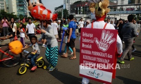 Warga memberikan tanda tangan dukungan Keluarga Indonesia Menolak Narkoba, Pornografi, dan Kekerasan Terhadap Perempuan dan Anak saat Hari Bebas Kendaraan Bermotor (HBKB) di Bundaran Hotel Indonesia, Jakarta, Ahad (4/9).  (Republika/ Yasin Habibi)