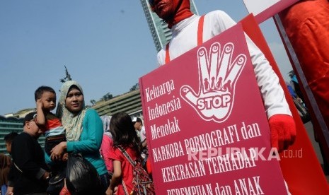 Warga memberikan tanda tangan dukungan Keluarga Indonesia Menolak Narkoba, Pornografi, dan Kekerasan Terhadap Perempuan dan Anak saat Hari Bebas Kendaraan Bermotor (HBKB) di Bundaran Hotel Indonesia, Jakarta, Ahad (4/9).  (Republika/ Yasin Habibi)