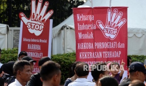 Warga memberikan tanda tangan dukungan Keluarga Indonesia Menolak Narkoba, Pornografi, dan Kekerasan Terhadap Perempuan dan Anak saat Hari Bebas Kendaraan Bermotor (HBKB) di Bundaran Hotel Indonesia, Jakarta, Ahad (4/9).  (Republika/ Yasin Habibi)