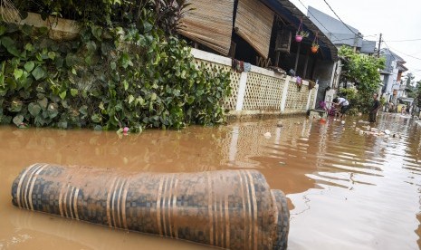 Warga membersihkan barang-barang miliknya pascabanjir yang melanda Kompleks IKPN Bintaro, Pesanggrahan, Jakarta, Jumat (3/1/2019). Banjir yang disebabkan meluapnya Kali Pesanggrahan di Kompleks IKPN Bintaro itu mulai surut. 