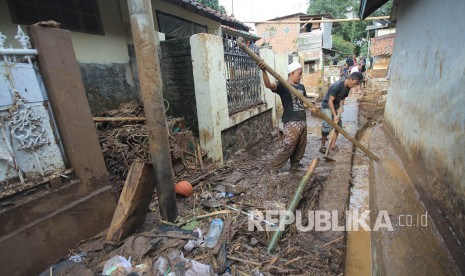 Banjir Bandang Terjang Tiga Desa di Bandung Barat.