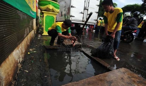  Warga membersihkan lingkungan saat kegiatan 