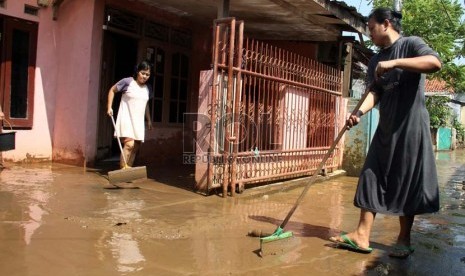 Warga membersihkan lumpur sisa banjir yang menggenangi Kampung Pulo, Kampung Melayu, Jakarta Timur, Jumat (12/7).    (Republika/ Yasin Habibi)