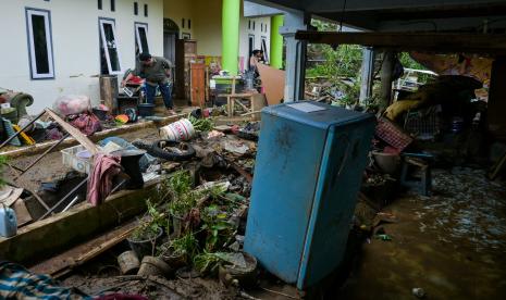 Warga membersihkan lumpur usai banjir di Kampung Tugu, Baros, Kota Sukabumi, Jawa Barat, Jumat (18/2/2022). Menurut data BPBD Kota Sukabumi, bencana banjir dan tanah longsor terjadi di 68 titik yang disebabkan hujan dengan intensitas tinggi pada Kamis (17/2) malam.