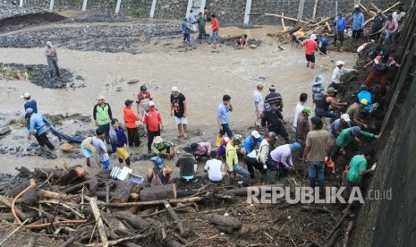 Ruas jalan nasional yang menghubungkan Kota Padang menuju Pasaman Barat di Jorong Puduan, Nagari Bawan, Kecamatan Ampeknagari, Kabupaten Agam, Sumatera Barat, terendam banjir setinggi 50 centimeter (Ilustrasi banjir)