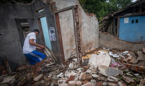 Warga membersihkan puing-puing rumah yang ambruk akibat angin puting beliung (ilustrasi)