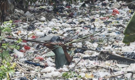 Warga membersihkan tumpukan sampah dari limbah rumah tangga yang memenuhi Kali Bahagia, Babelan, Kabupaten Bekasi, Jawa Barat, Rabu, (16/10/2019). 