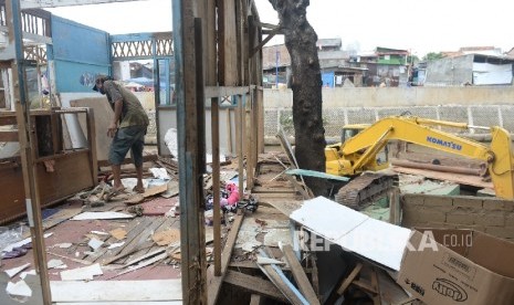 Warga membongkar rumah di Bukit Duri, Jakarta, Ahad (21/8). (Republika/ Wihdan)