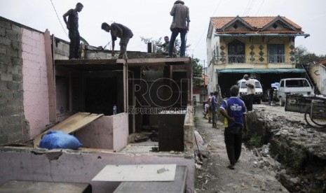 warga membongkar sendiri bangunan rumah mereka saat penertiban rumah warga di kawasan Kalimalang, Jakarta Timur, Rabu (4/2).(Republika/Rakhmawaty La'lang)