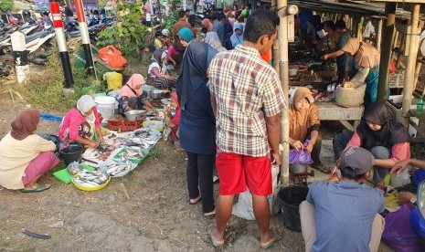 Warga memborong pangan di pasar