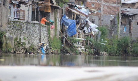 Warga membuang sampah ke Sungai Cikapundung, Kota Bandung, Senin (28/3).