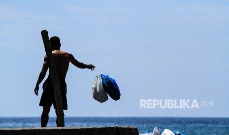 Warga membuang sampah rumah tangga ke area pesisir pantai (ilustrasi)